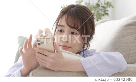 女性　スマートフォン　パジャマ 63242986