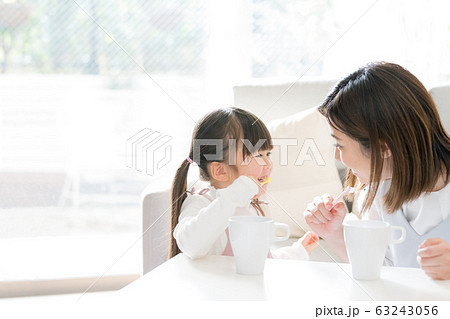 歯みがき　女の子　ママ 63243056
