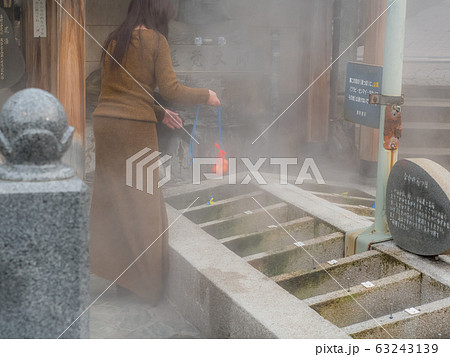 温泉卵を楽しむ女性 63243139