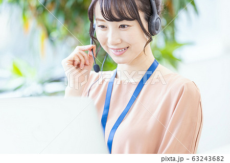 女性　ビジネス　ヘッドセット 63243682