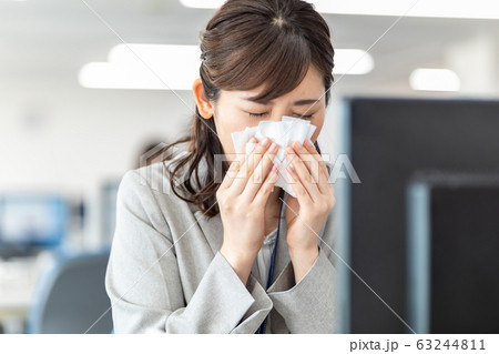ビジネスシーン   テッシュ 女性  63244811