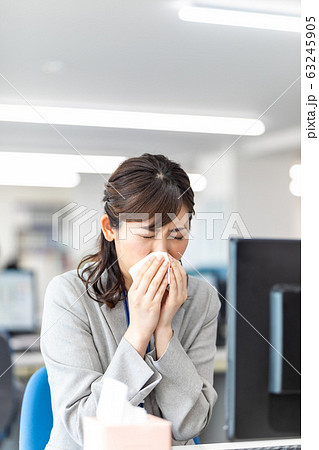 ビジネスシーン テッシュ 女性 ビジネスシーン テッシュ 女性 63245905