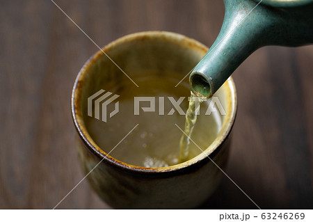 緑茶を注ぐ 63246269