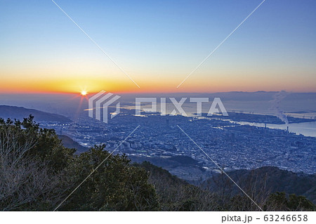 摩耶山から眺める日の出の風景、兵庫県神戸市灘区掬星台にて 摩耶山から眺める日の出の風景、兵庫県神戸市灘区掬星台にて 63246658