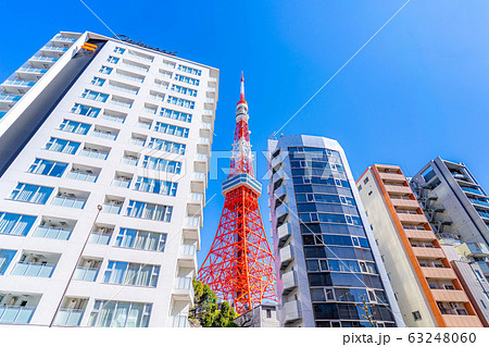ビルの隙間の東京タワーと青空　【東京都】 63248060