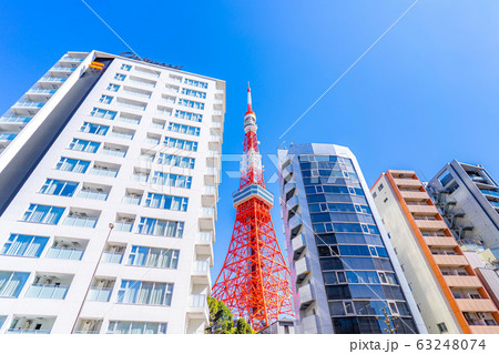 ビルの隙間の東京タワーと青空 東京都 の写真素材