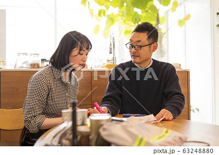 災害に備えて話し合いをする夫婦 災害に備えて話し合いをする夫婦 63248880