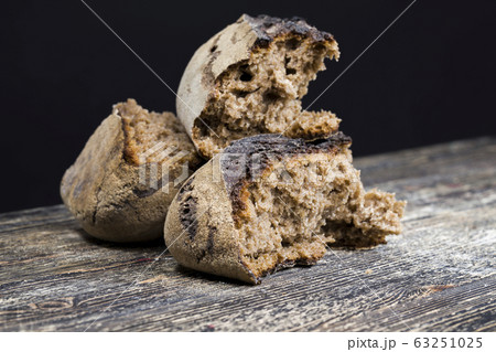 dark bread 63251025