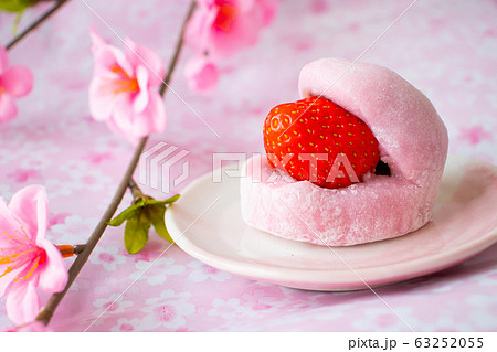 いちご大福と桜 63252055