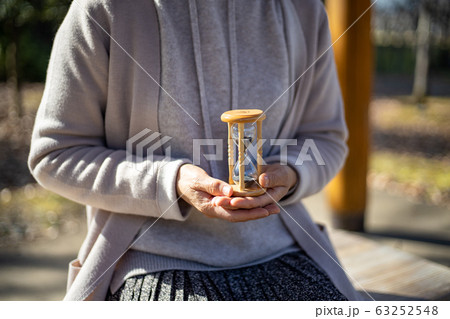 中高年女性が手に持った砂時計 中高年女性が手に持った砂時計 63252548