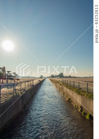 冬を迎えた安曇野：朝　　　北安曇郡池田町 63252613