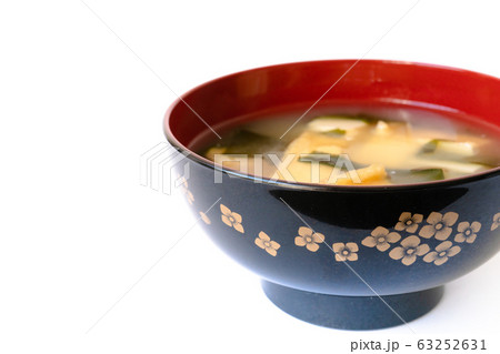 豆腐とわかめと油揚げのお味噌汁 豆腐とわかめと油揚げのお味噌汁 63252631