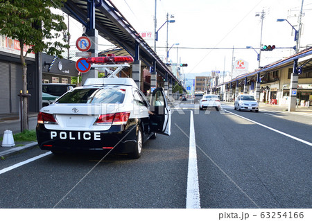 散光式警光灯を上げて停車しているパトロールカー 散光式警光灯を上げて停車しているパトロールカー 63254166