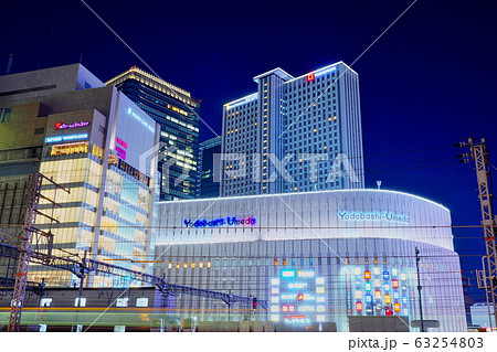 大阪駅 夜 風景 ヨドバシ 梅田 タワー ルクアの写真素材