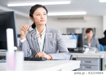 オフィスで悩む女性 オフィスで悩む女性 63254904