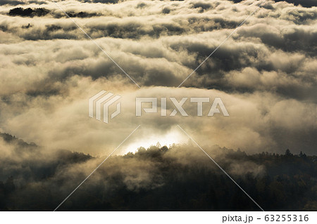日本・北海道東部の国立公園、屈斜路湖の雲海 63255316