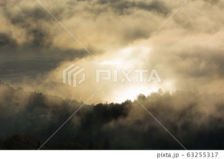 日本・北海道東部の国立公園、屈斜路湖の雲海 日本・北海道東部の国立公園、屈斜路湖の雲海 63255317
