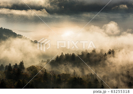 日本・北海道東部の国立公園、屈斜路湖の雲海 63255318