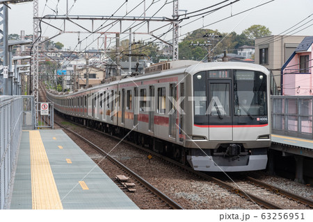 東急東横線5000系　東白楽駅 63256951