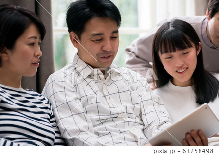 family タブレットを見る家族 family タブレットを見る家族 63258498