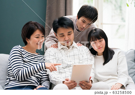 family　タブレットを見る家族 63258500
