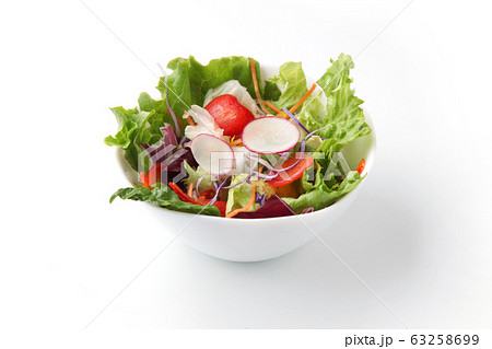 グリーン サラダ 白背景 63258699