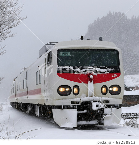 雪景色の只見線を走るイーストアイＤ 63258813