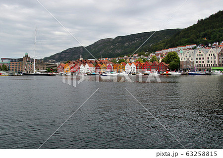 ノルウェー第2の都市ベルゲンの旧市街　世界遺産のブリッゲンを望む  倉庫を画面水平中央より上側に配置 63258815