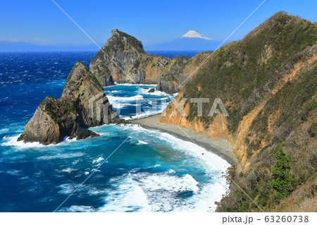 【静岡県】晴天下の富士山と千貫門 【静岡県】晴天下の富士山と千貫門 63260738