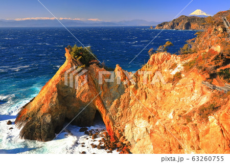 【静岡県】晴天下の富士山と黄金崎 【静岡県】晴天下の富士山と黄金崎 63260755