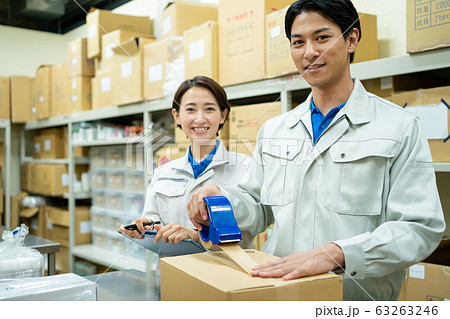 ビジネスマン 倉庫 梱包作業 ビジネスイメージ   63263246