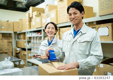 ビジネスマン 倉庫 梱包作業 ビジネスイメージ   63263247