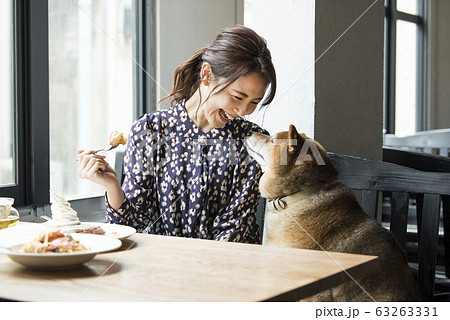 ドックカフェ　カフェ　犬　女性 63263331