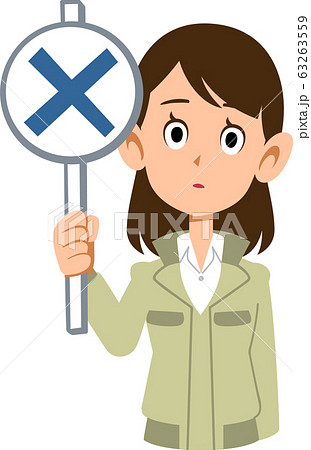 不正解の札を出す作業服を着た女性 不正解の札を出す作業服を着た女性 63263559