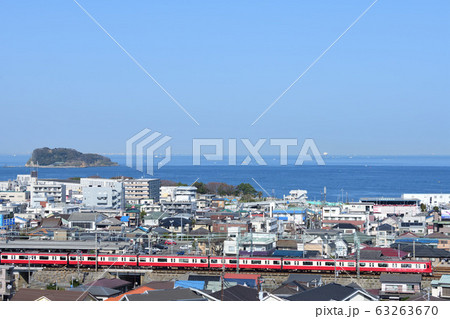 浦賀水道と猿島を見渡す丘から京急の赤い電車を望む 63263670