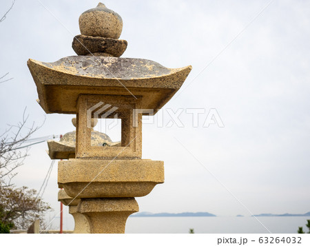 海と灯篭 63264032