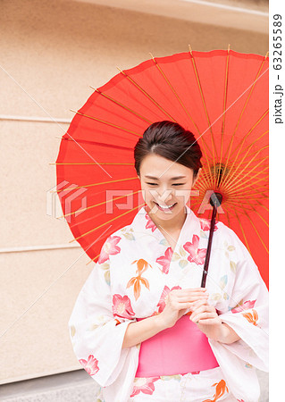 浴衣を着た女性 63265589