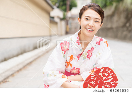 浴衣を着た女性 63265656