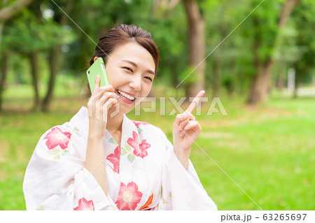 浴衣を着た女性 電話 浴衣を着た女性 電話 63265697