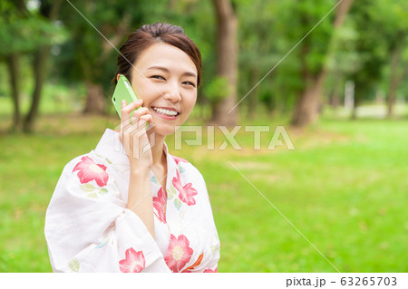 浴衣を着た女性 電話 浴衣を着た女性 電話 63265703