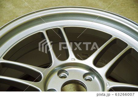 技術基準適合マークのある自動車用アルミホイール 63266007