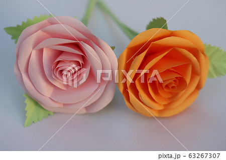 折り紙で作ったピンクとオレンジのバラの花 折り紙で作ったピンクとオレンジのバラの花 63267307