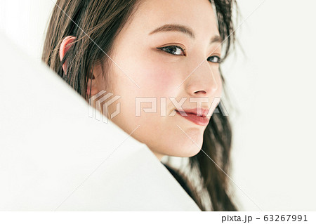 切れ長の目をした若い女性のポートレート 63267991