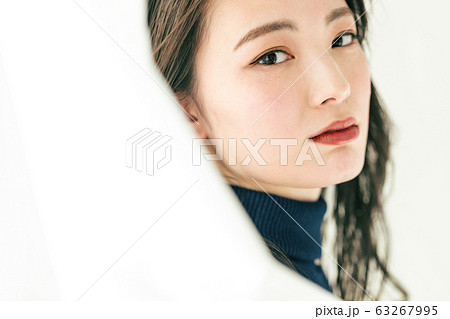 アンニュイな表情をする女性のポートレート 63267995