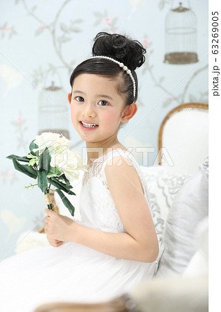 七五三 結婚式 女の子 キッズ 子供 ドレス ブーケ ベールガール ベールボーイの写真素材