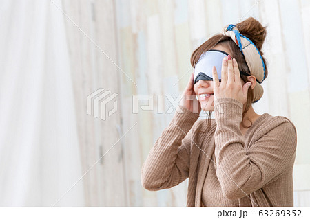 ルームウェアの女性 63269352