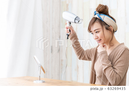 ルームウェアの女性 ルームウェアの女性 63269435