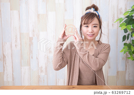 アットマークと女性 63269712