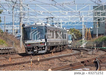JR西日本223系直流近郊型車両（カーブ写真） 63271252