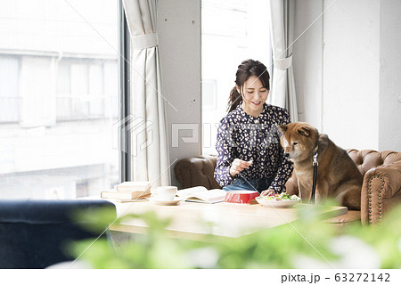 ドックカフェ カフェ 犬 女性 ドックカフェ カフェ 犬 女性 63272142